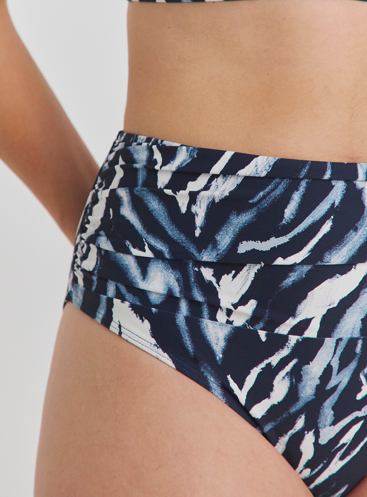 SIMPLY BE Magisculpt Lose Up To An Inch High Waist Bikini Brief 10 - Image 4 thumbnail